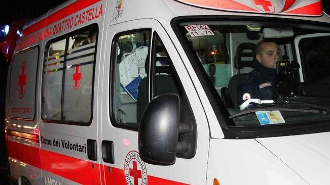 Automobilista provoca un incidente e fugge