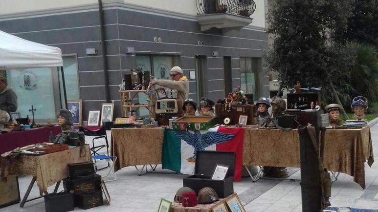 Bandiera fascista tra le bancarelle