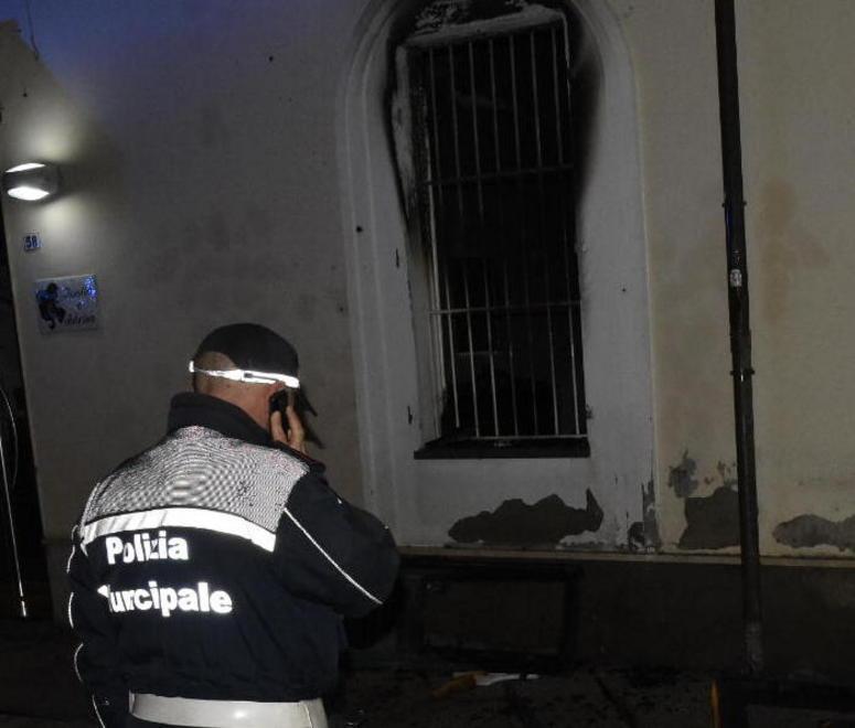 Scoppia l’incendio in un appartamento 