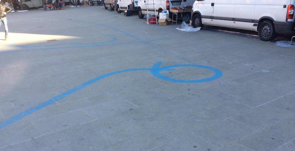 Vernice blu in piazza Bufera sullo spettacolo 