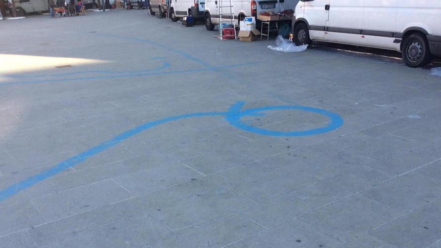 Vernice blu in piazza Bufera sullo spettacolo