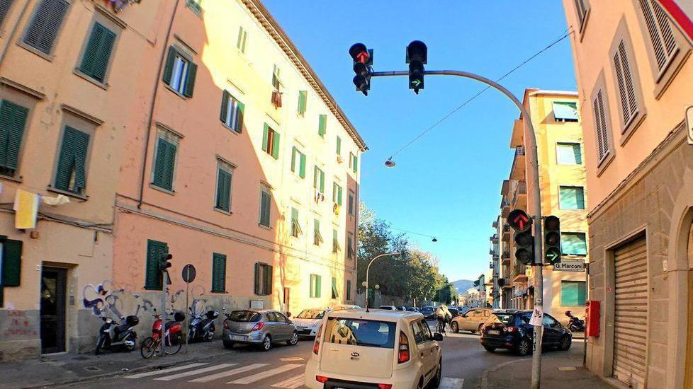 Passaggio col rosso, 13 multe in due ore