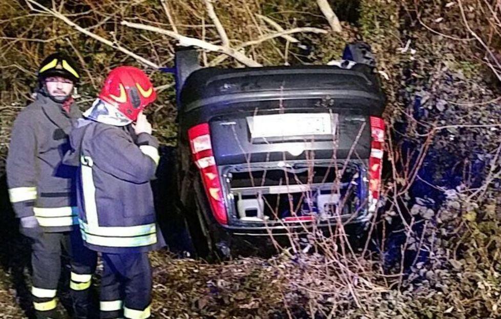 L’auto si ribalta: feriti quattro giovani