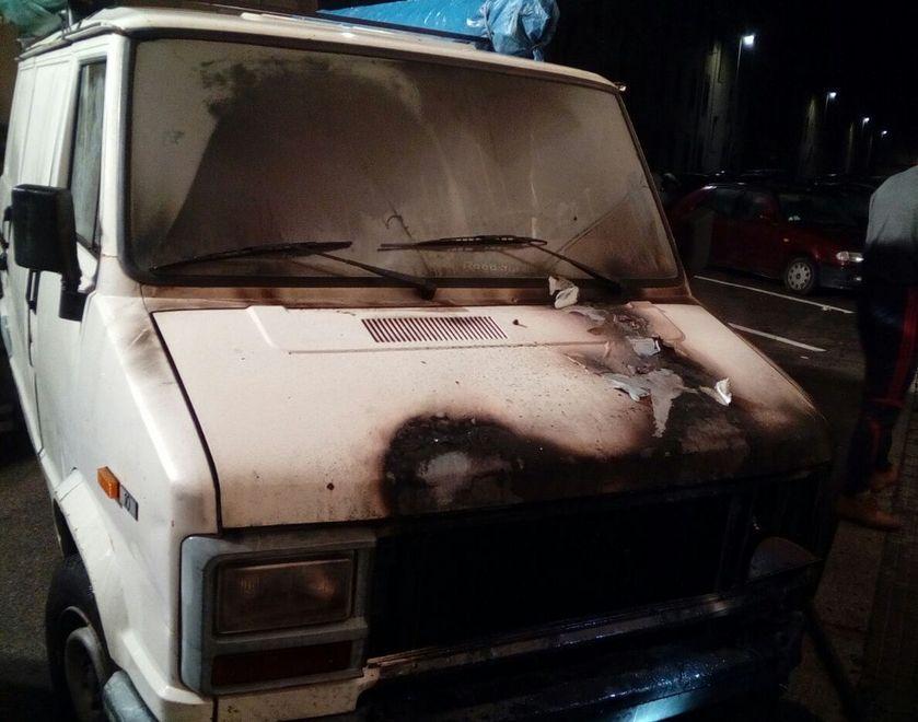 A fuoco il furgone di un bengalese