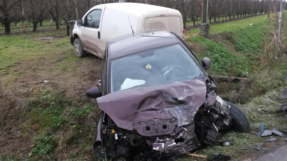 Schianto tra auto all’incrocio: due feriti, atterra l’elisoccorso