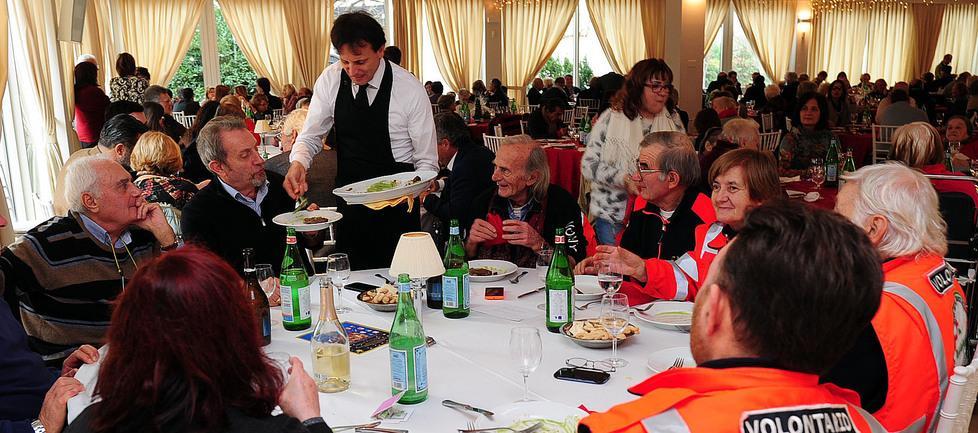 Da Vinicio 107 anziani al Pranzo d’auguri di Natale