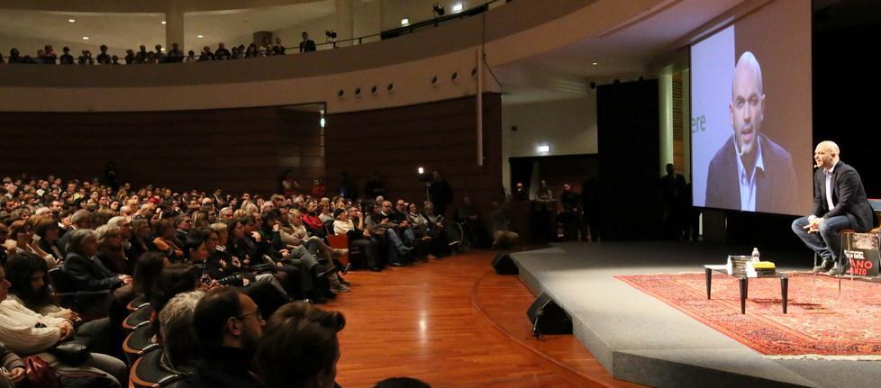 Saviano e la camorra: raccontare il male è un passo necessario 