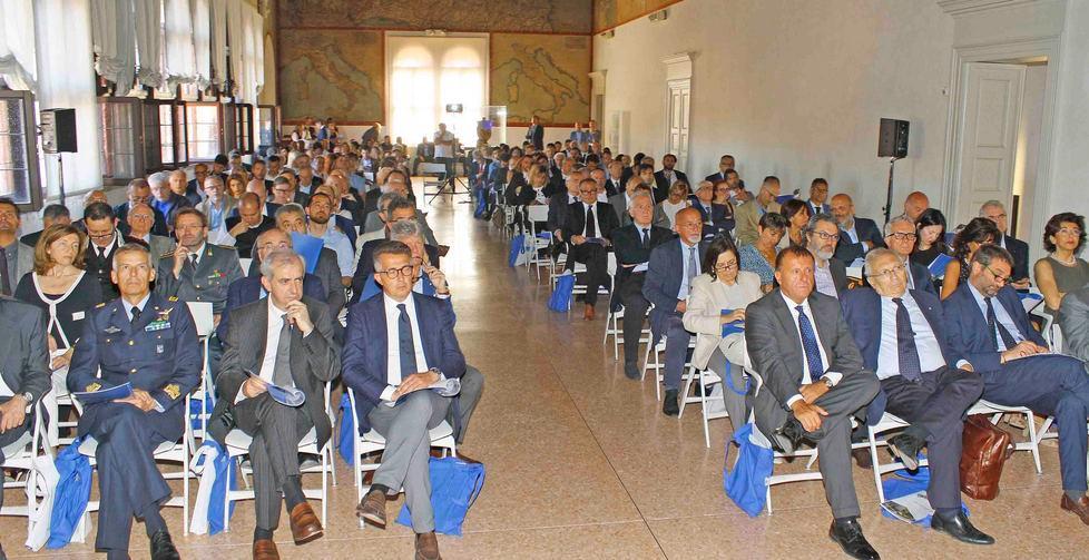 Oggi l’assemblea a porte chiuse, martedì 13 brindisi e show