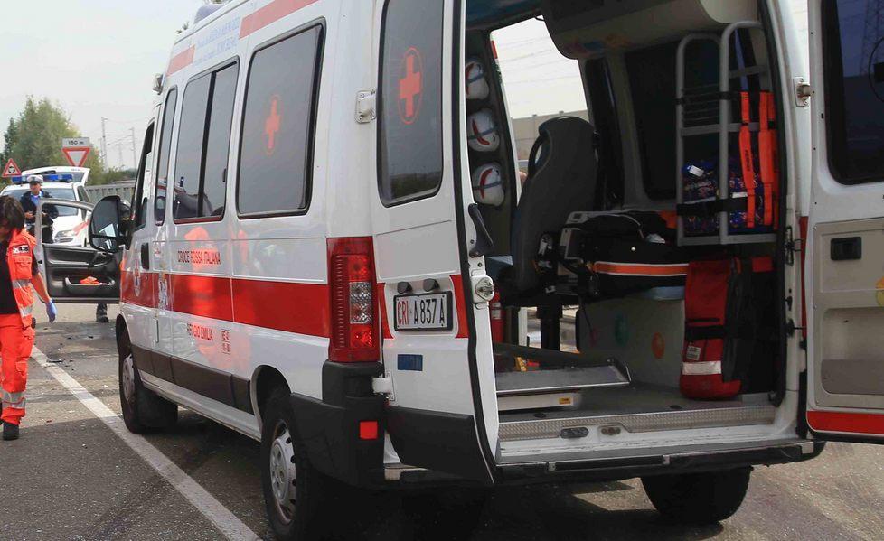 Scontro tra due auto su via Modena, due persone ferite