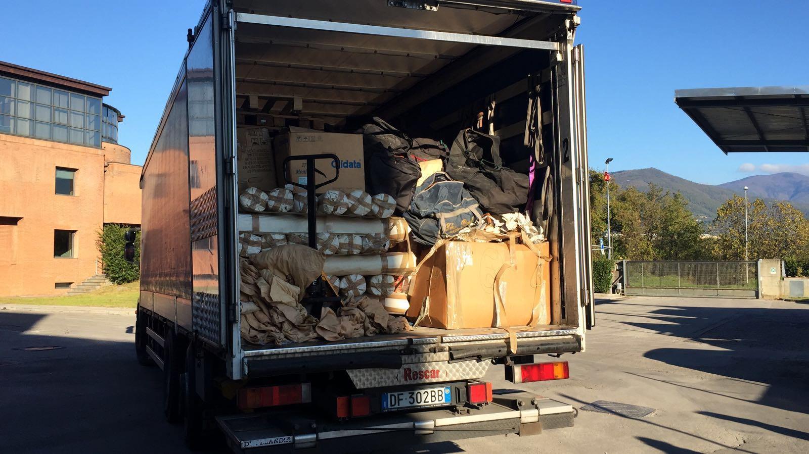 Il camion carico di merce contraffatta