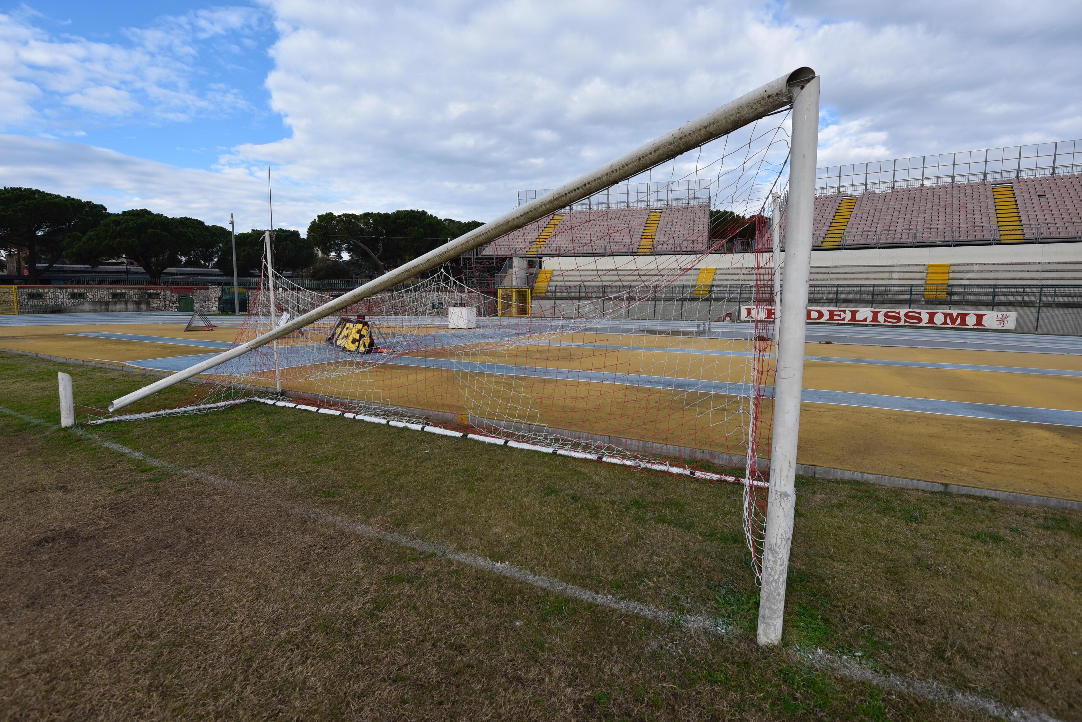 Stadio di Grosseto, lato curva Nord. La porta segata (Foto Bf) 