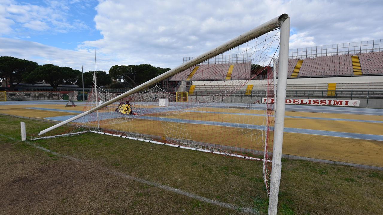 Stadio di Grosseto, lato curva Nord. La porta segata (Foto Bf)