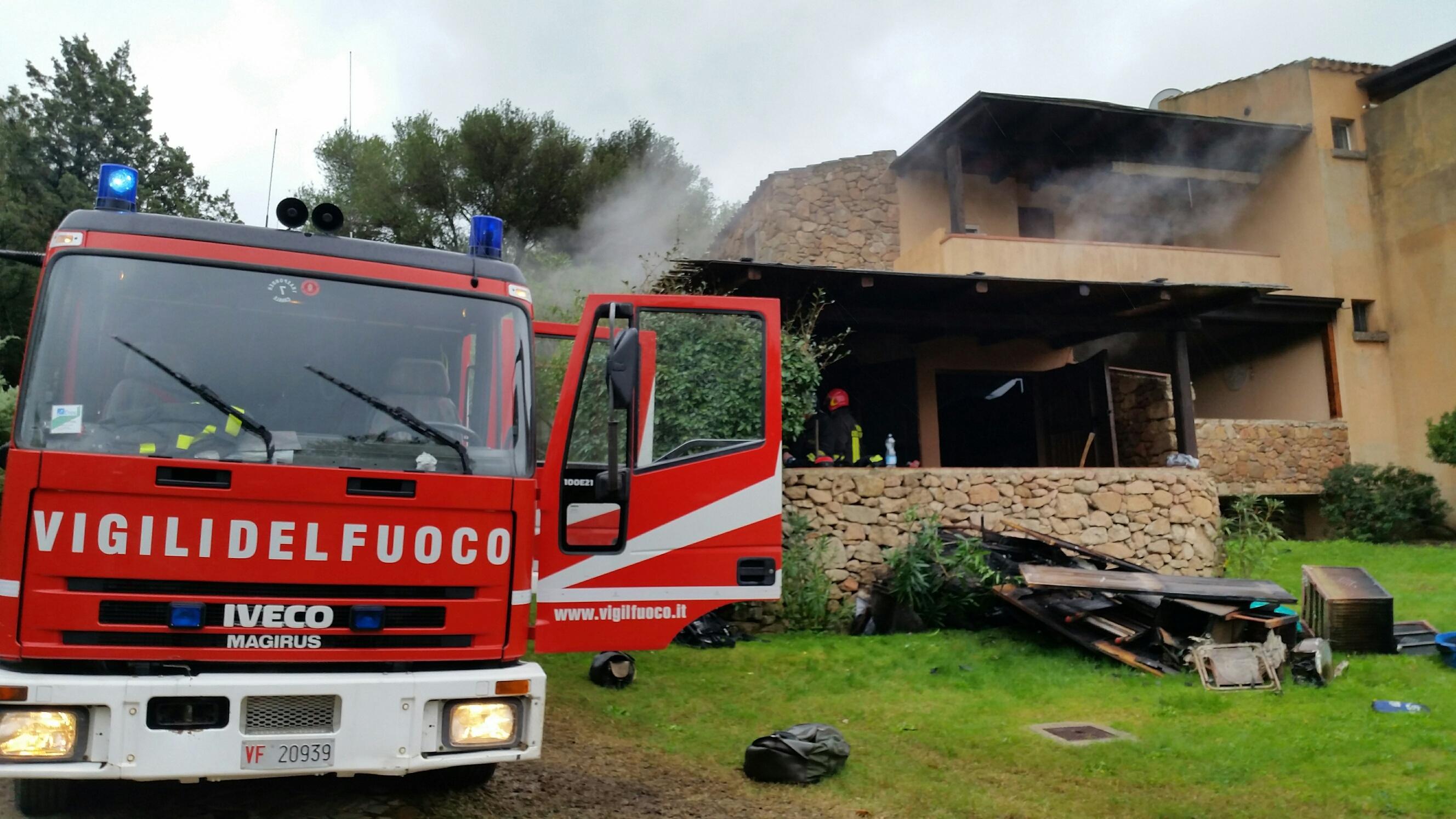 Sul posto sono intervenuti i vigili del fuoco (foto Gavino Sanna)