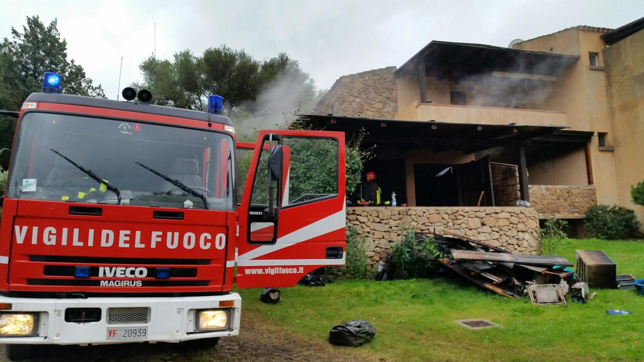 Sul posto sono intervenuti i vigili del fuoco (foto Gavino Sanna)