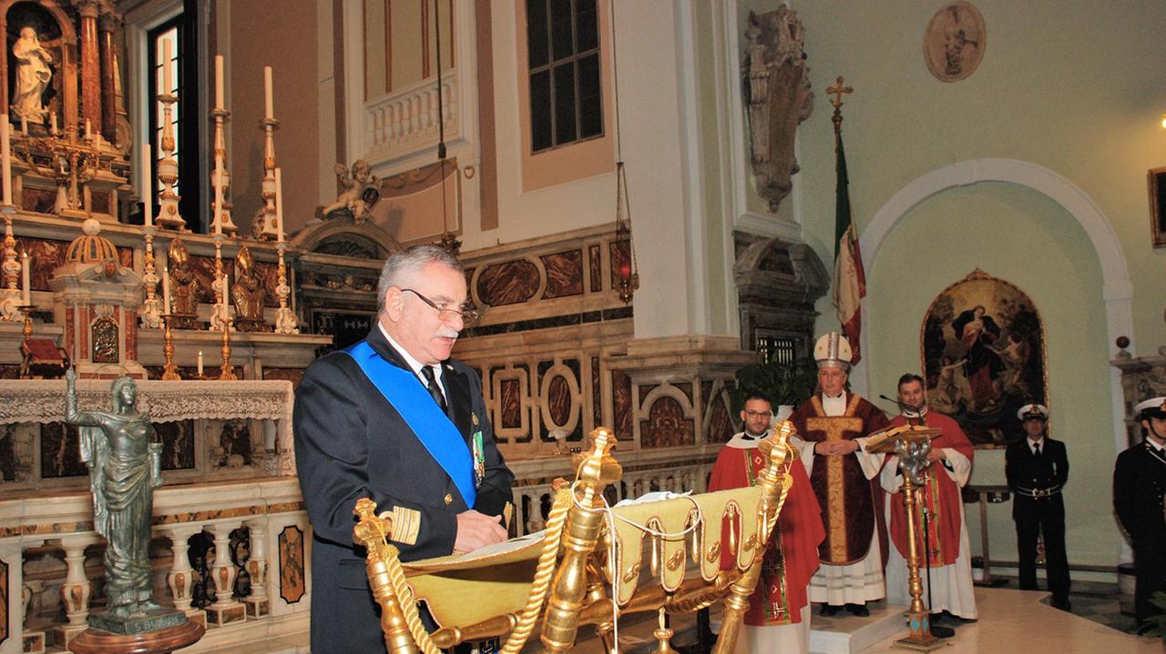Il comandante della capitaneria Vincenzo Di Marco alla messa con il vescovo Simone Giusti