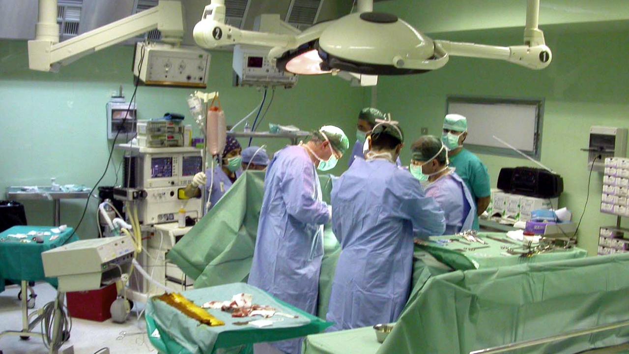 Un intervento chirurgico in una sala operatoria (foto d'archivio)