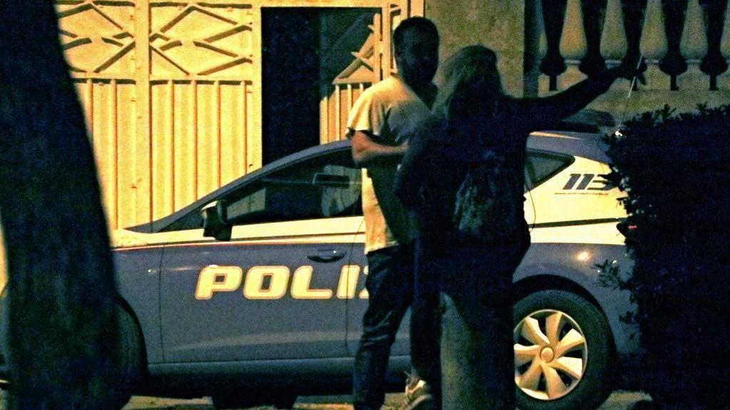 Una volante della polizia al lavoro (foto di archivio)