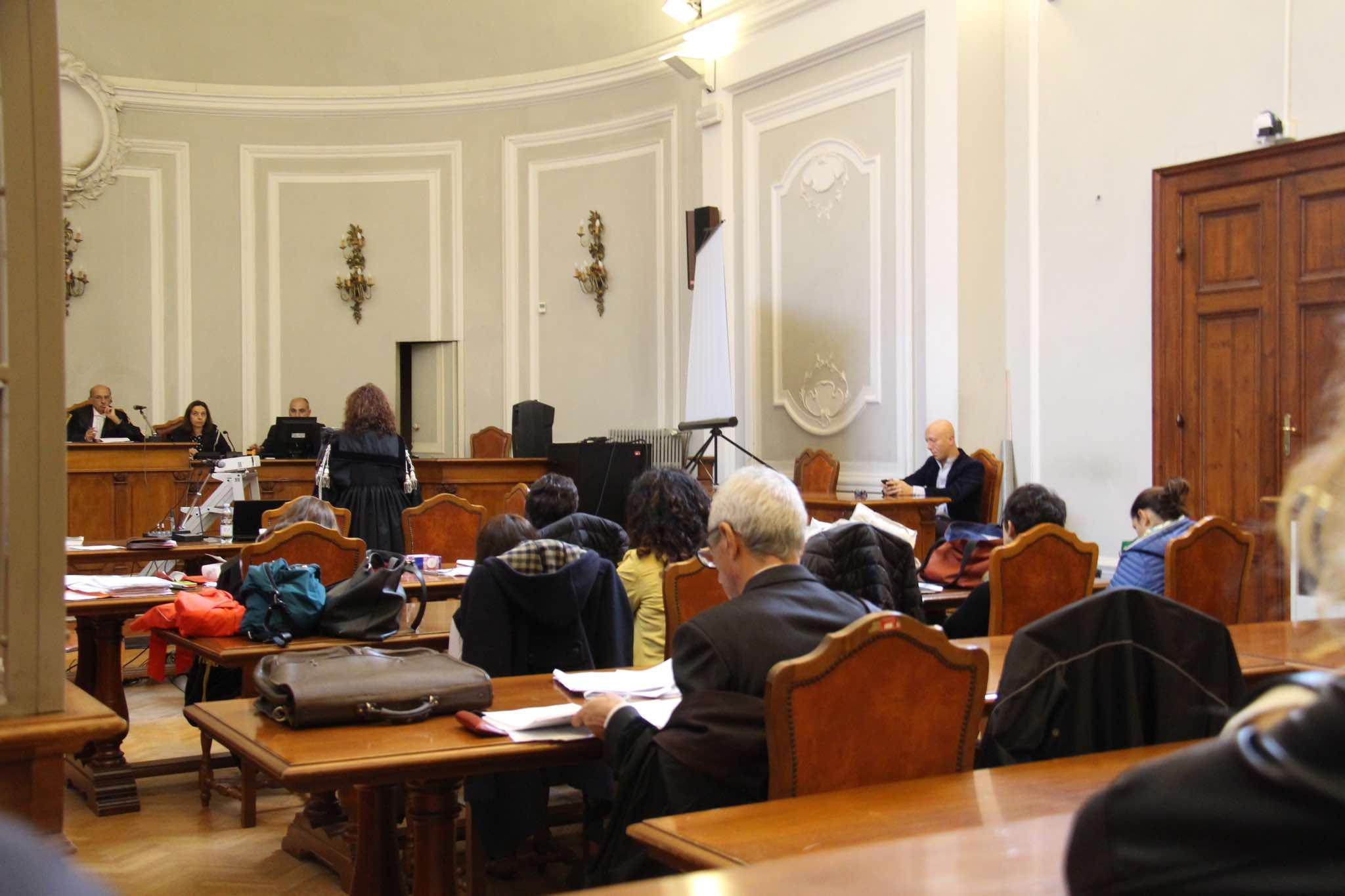 Muore la mamma dell’avvocato, il giudice nega il rinvio del processo 