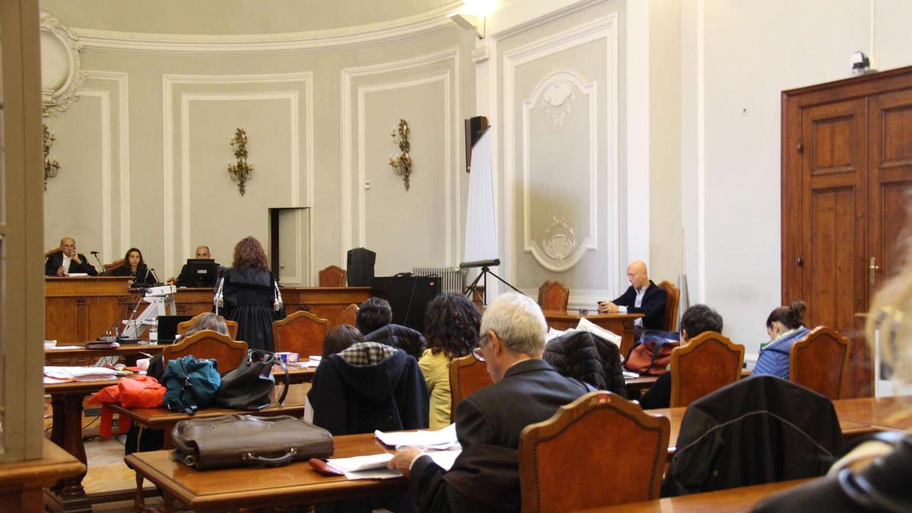 Muore la mamma dell’avvocato, il giudice nega il rinvio del processo
