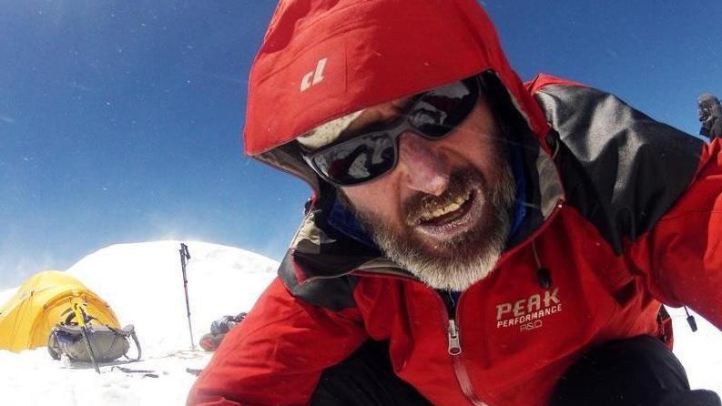 Un cane aggredisce Silvetti, l'alpinista medicato con 21 punti di sutura