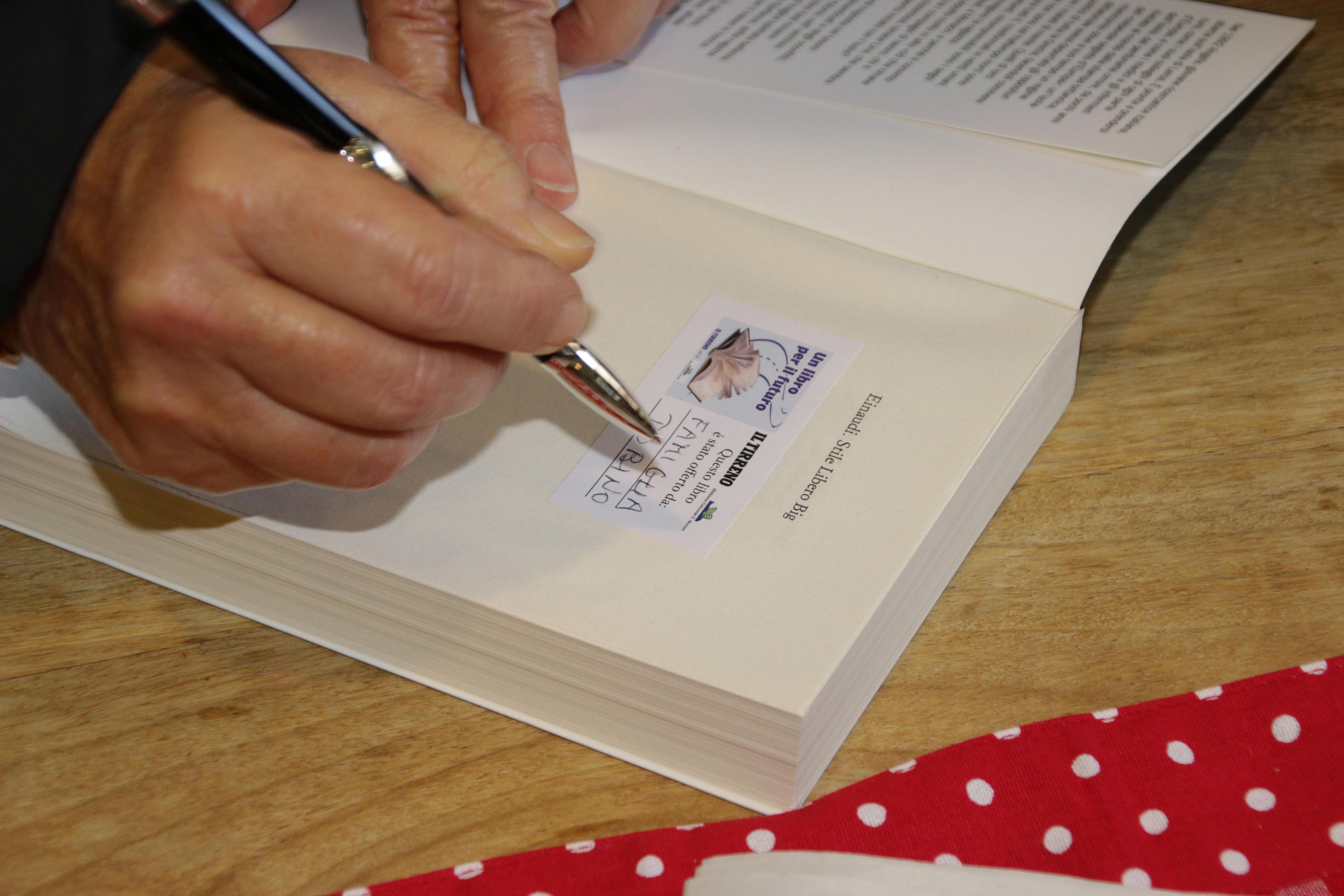 Ecco gli ultimi "libri sospesi" donati alla Biblioteca