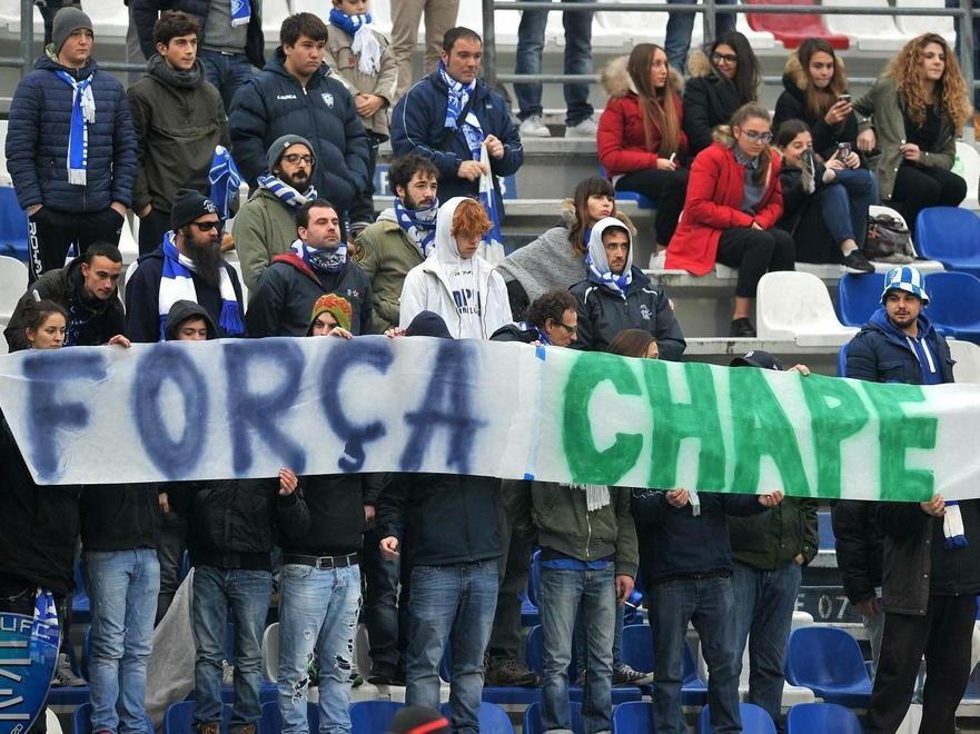 L’omaggio dei tifosi azzurri al Chape