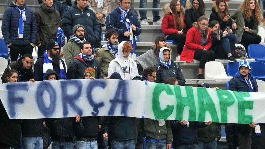 L’omaggio dei tifosi azzurri al Chape