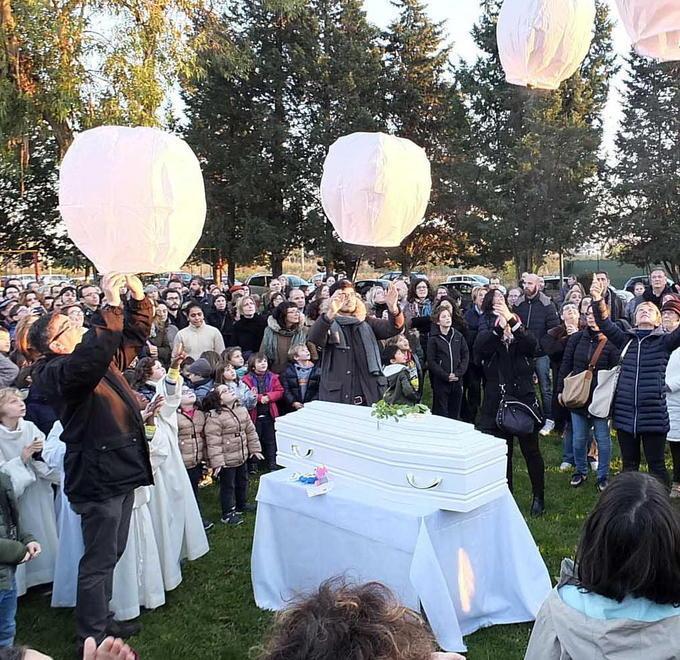 L’ultimo saluto con i palloncini liberati in cielo 