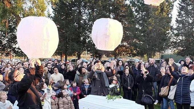 L’ultimo saluto con i palloncini liberati in cielo