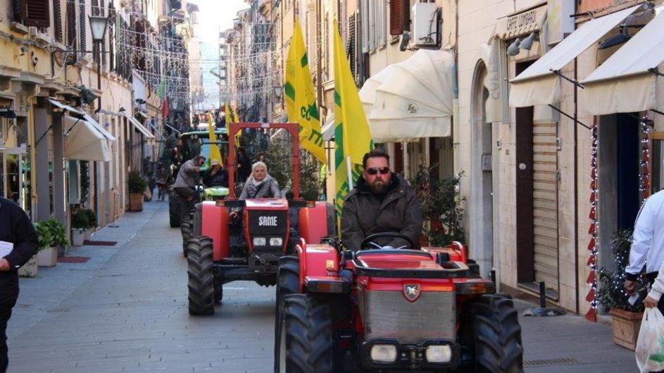 Centro invaso dai trattori per la festa degli agricoltori