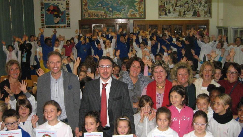 Le ghirlande dei bambini corrono sugli autobus