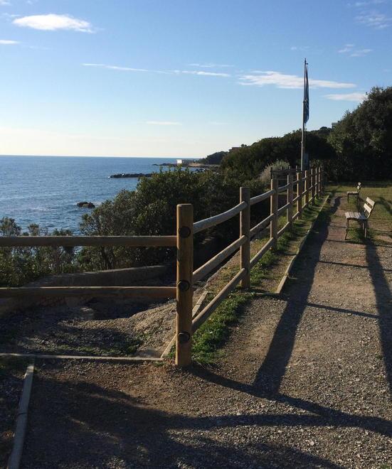 Un accesso al mare dalla pineta Marradi fino alla spiaggia 