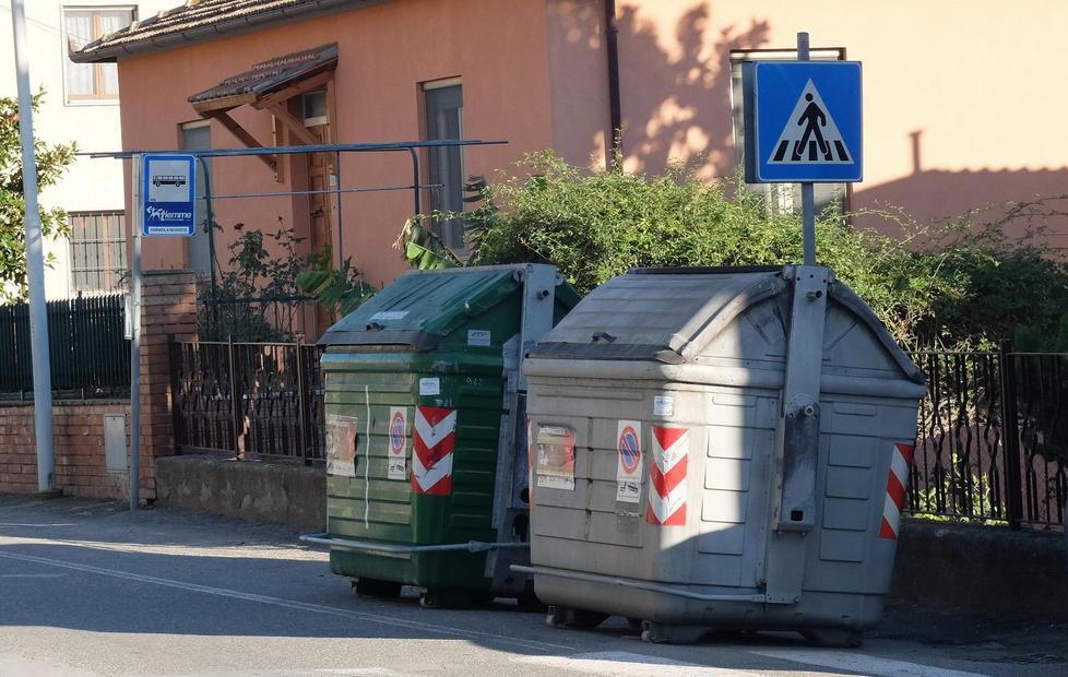 Lascia uno scatolone fuori dal cassonetto Multato per 500 euro 