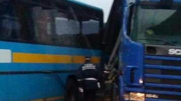 Scontro fra tir e bus caos sulla Lodovica per la strada chiusa