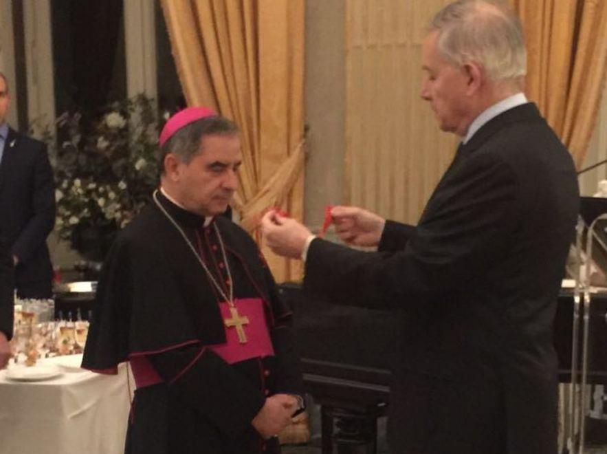 Monsignor Angelo Becciu riceve la Legion d’Onore 