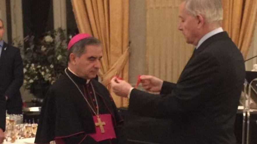 Monsignor Angelo Becciu riceve la Legion d’Onore 