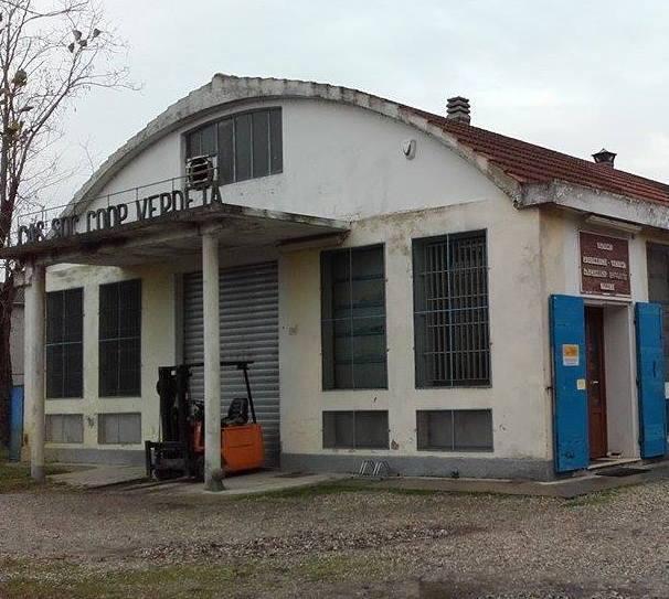 Vede i ladri nel caseificio e salva il Parmigiano 