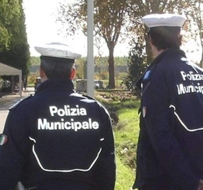 Agenti e vigili del fuoco soccorrono un anziano 