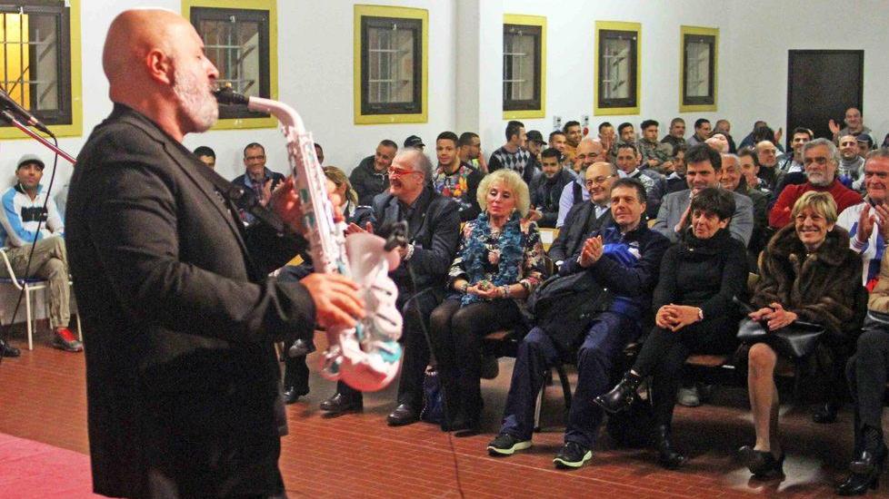 Andrea Poltronieri ha suonato anche un sax di plastica