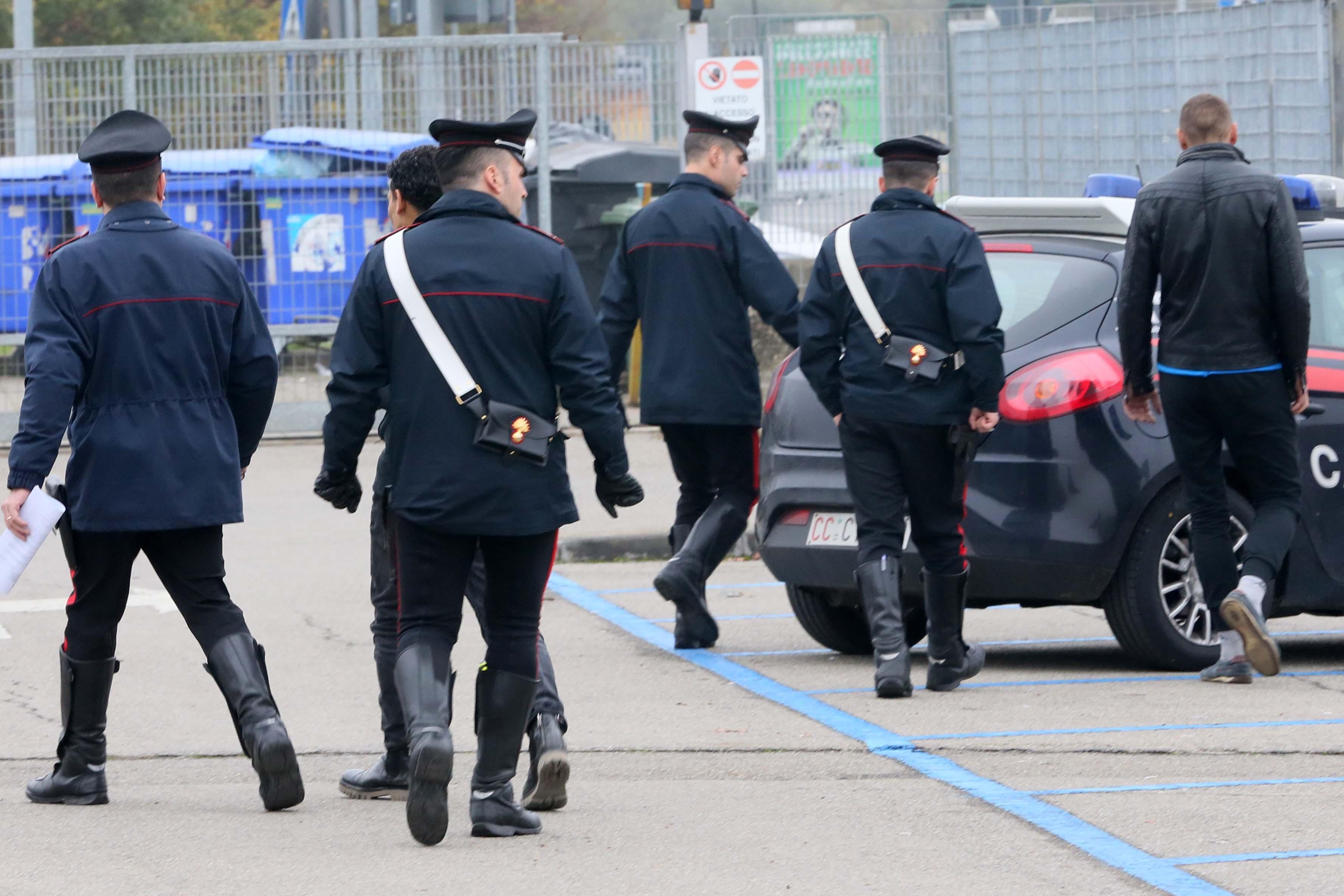 Reggio Emilia: aggrediscono e frustano un 23enne, tre arresti 