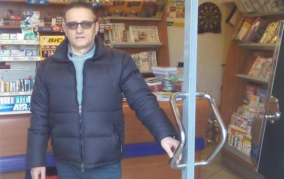 Marco Lencioni mostra la porta danneggiata dai ladri