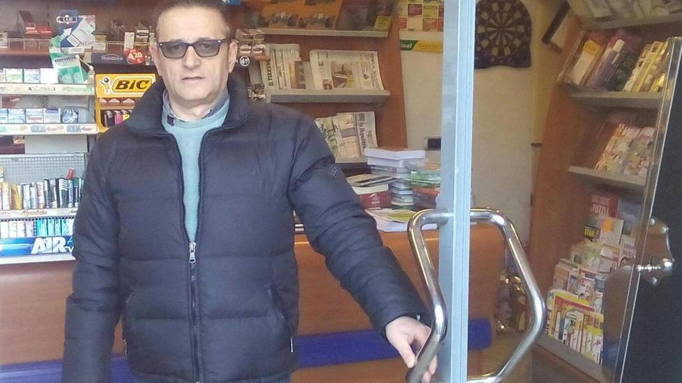 Marco Lencioni mostra la porta danneggiata dai ladri