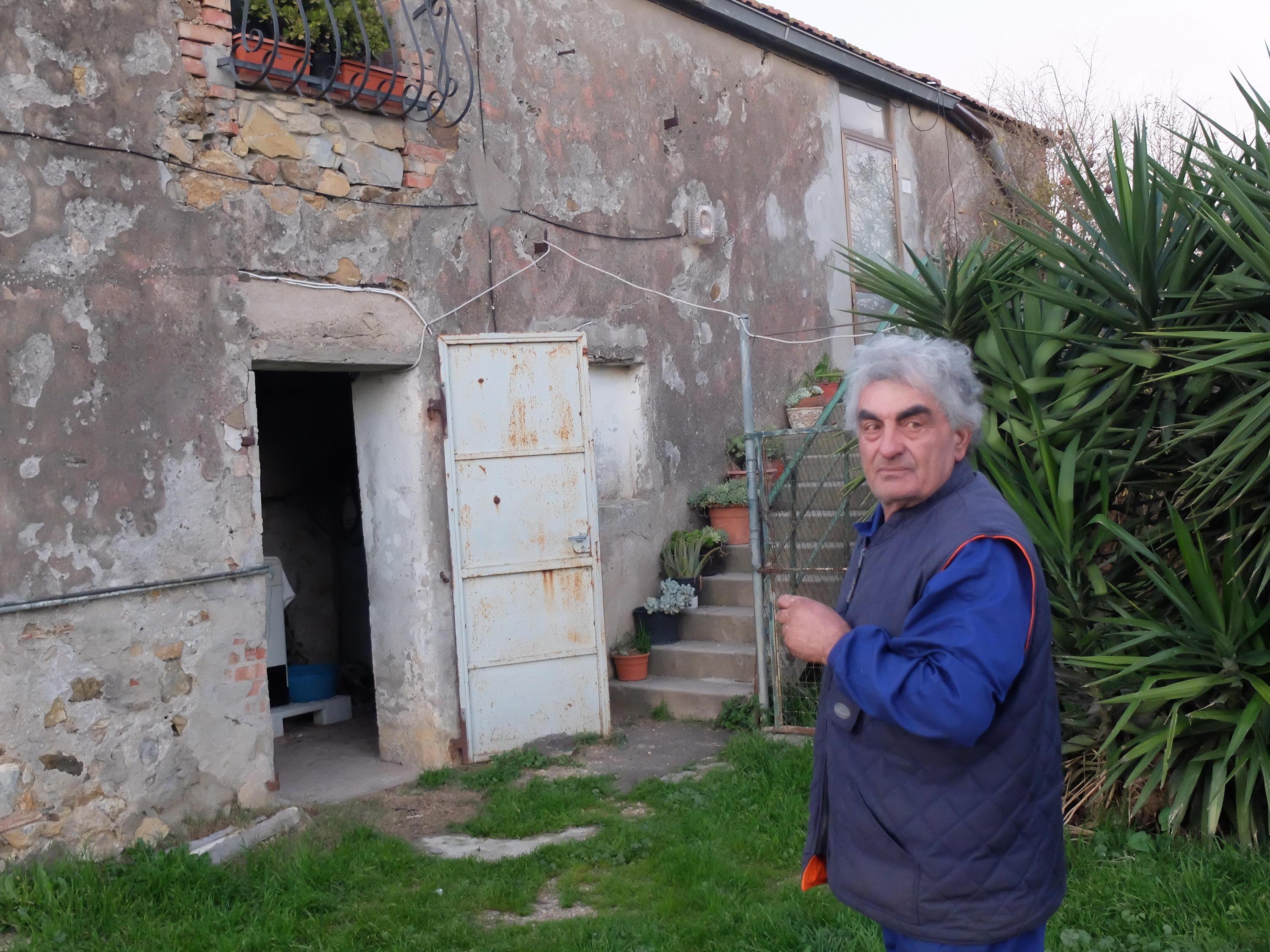 Marco Toninelli davanti al suo casale (Foto Enzo Russo) 