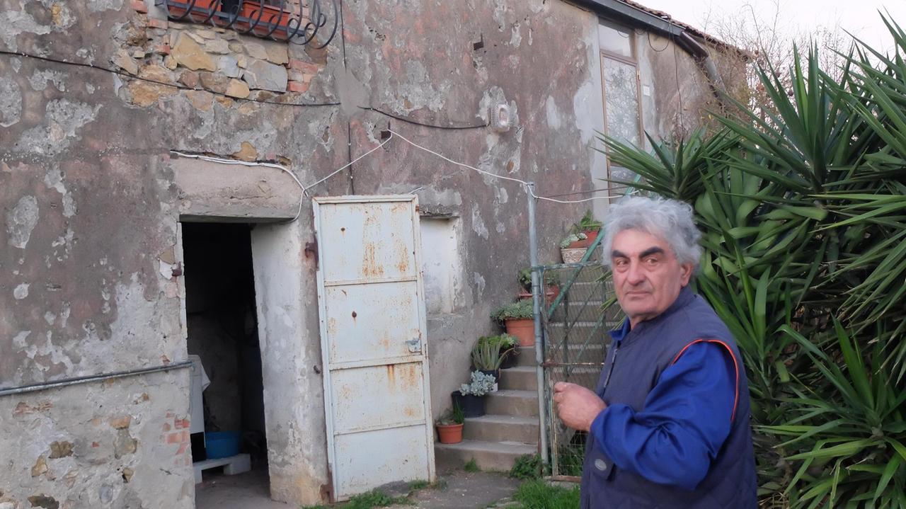 Marco Toninelli davanti al suo casale (Foto Enzo Russo)