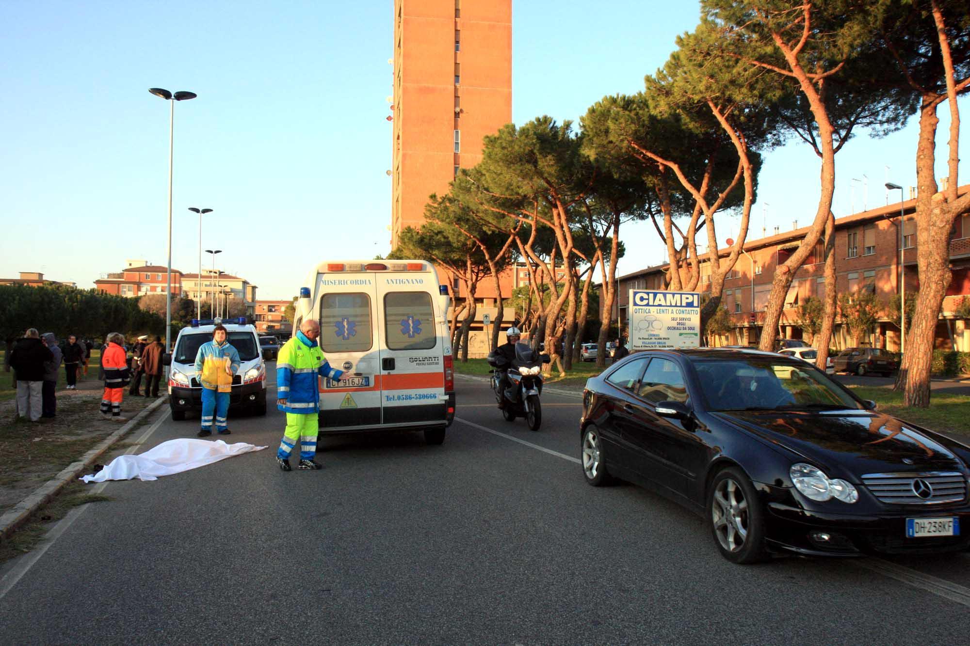 Investita sulle strisce alla Rosa da uno scooter: ferita  