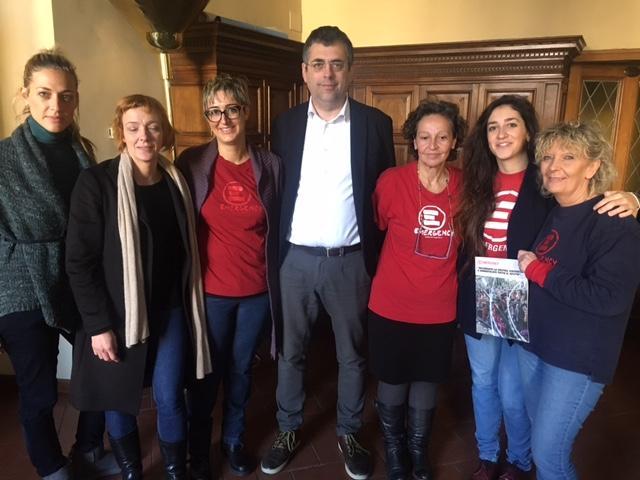 La presentazione del "Punto Natale Emergency", al centro il vicesindaco Simone Faggi