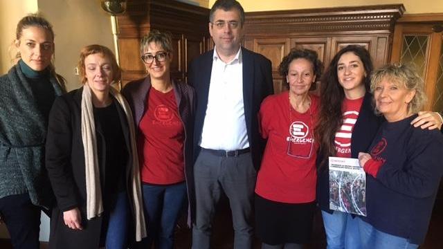 La presentazione del "Punto Natale Emergency", al centro il vicesindaco Simone Faggi