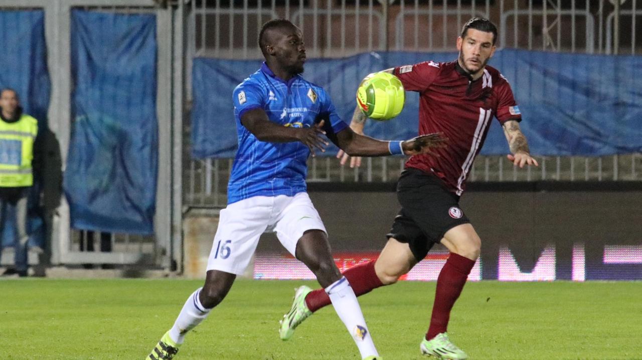 Un'azione della partita tra Prato e Arezzo