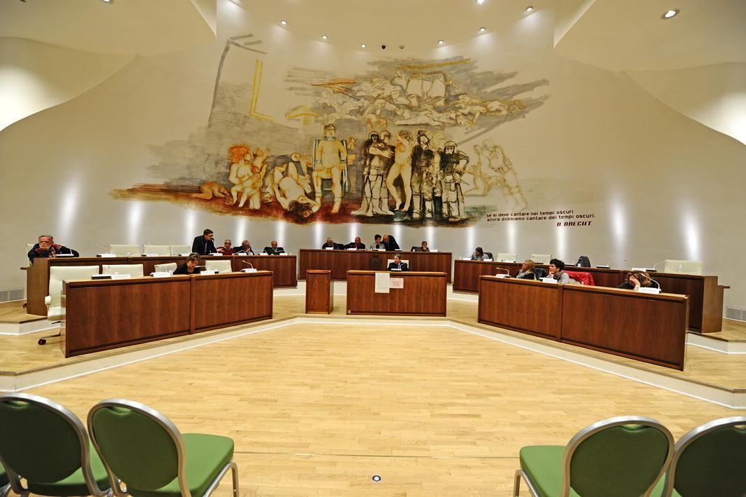 Una seduta del consiglio comunale a Cecina
