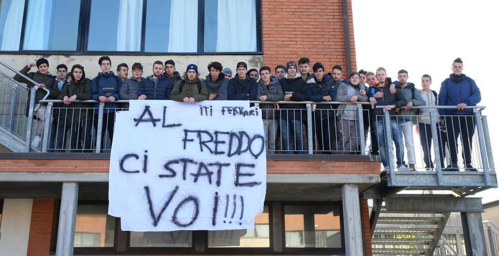 Lo striscione esposto ieri dagli studenti dell’Istituto tecnologico Ferrari (Foto Nucci)